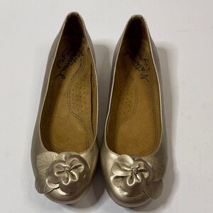 Natural Soul Gold Women's Flats with Floral Accent 9.5 NWOT